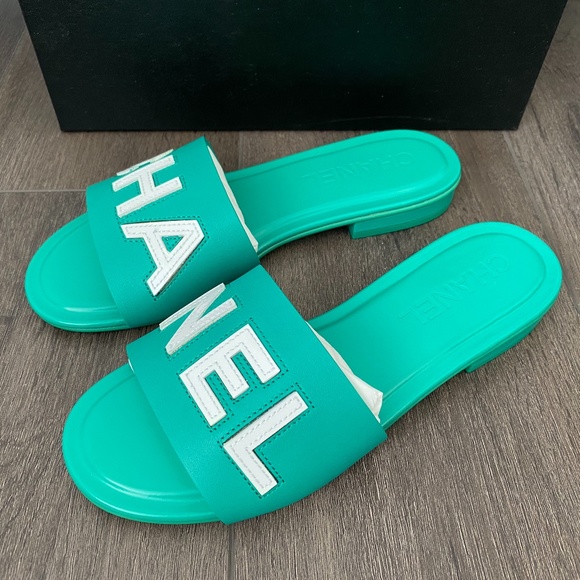 2023 CHANEL CHA NEL LOGO GREEN LEATHER FLAT SHOES SLIDES MULES 37.5 - Picture 14 of 16